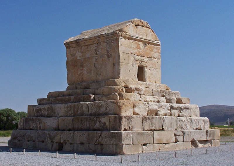 10. Lăng mộ của Cyrus Đại đế: Cyrus Đại đế là người đã sáng lập và cai trị Đế quốc Ba Tư rộng lớn trong thế kỷ thứ 6 trước Công nguyên. Lăng mộ của ông là tượng đài quan trọng nhất ở Pasargadae, kinh đô xưa của Ba Tư, hiện tại là Iran. Khi Alexander cướp bóc và tàn phá Persepolis, ông đã tới lăng mộ của Cyrus và vào bên trong. Onong tìm thấy một chiếc giường, một bộ bàn với đồ đựng nước, một chiếc quan tài bằng vàng cùng với một số đồ trang sức gắn đá quý. Trên lăng mộ còn có một dòng chữ: “Hỡi người viếng thăm, ta là Cyrus, người trị vì đế chế Ba Tư và là Đức vua của châu Á”. Thật không may là hiện tại không còn chút dấu vết nào của dòng chữ này ở lăng mộ. 