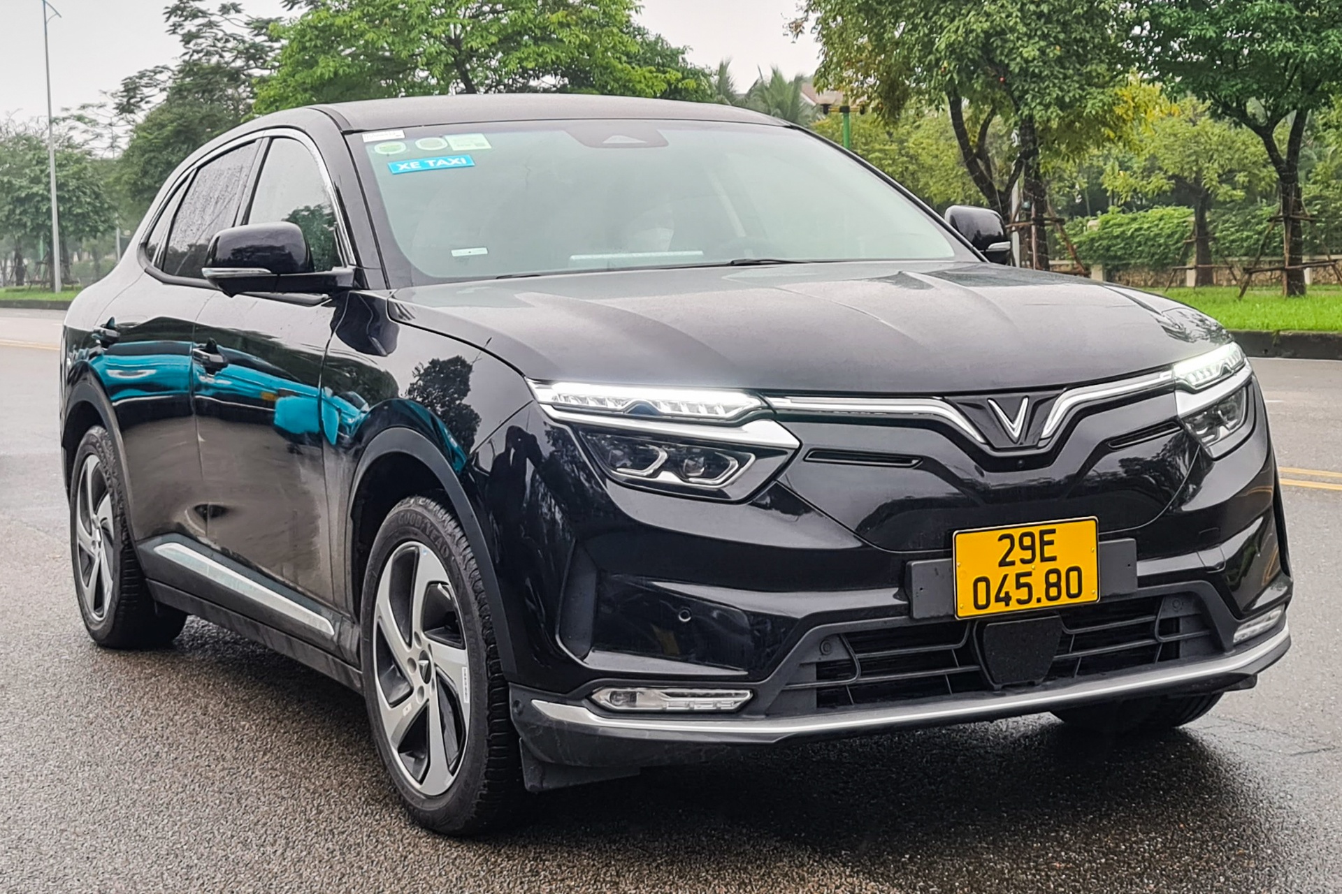 Taxi VinFast VF8 anh 1