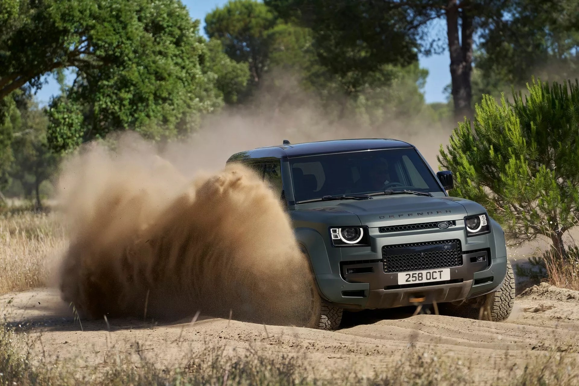 Cận cảnh mẫu Land Rover Defender mạnh nhất từ trước đến nay