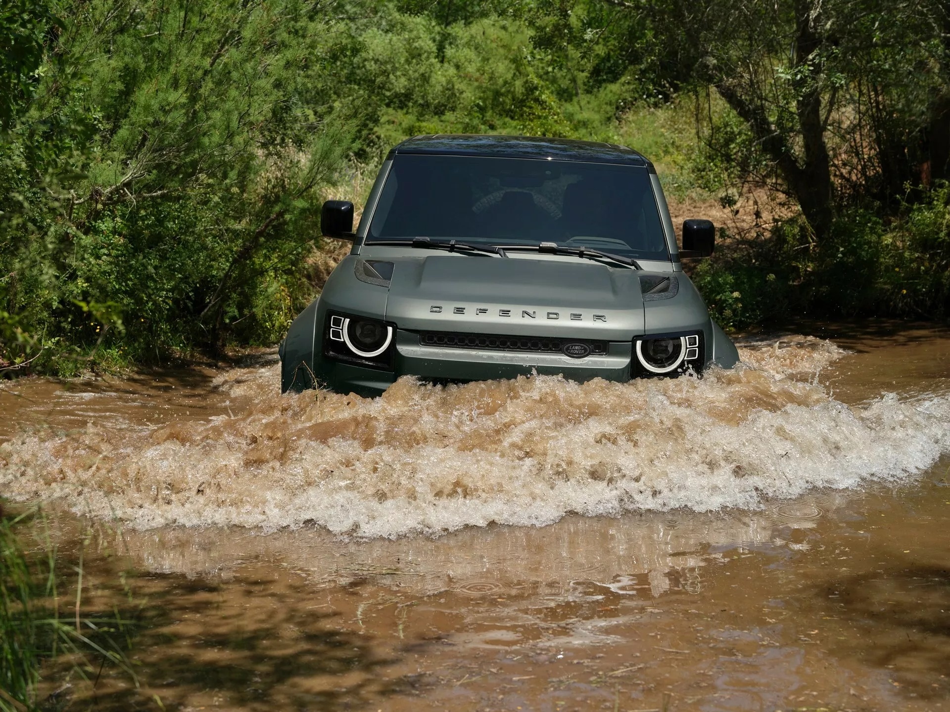 Cận cảnh mẫu Land Rover Defender mạnh nhất từ trước đến nay