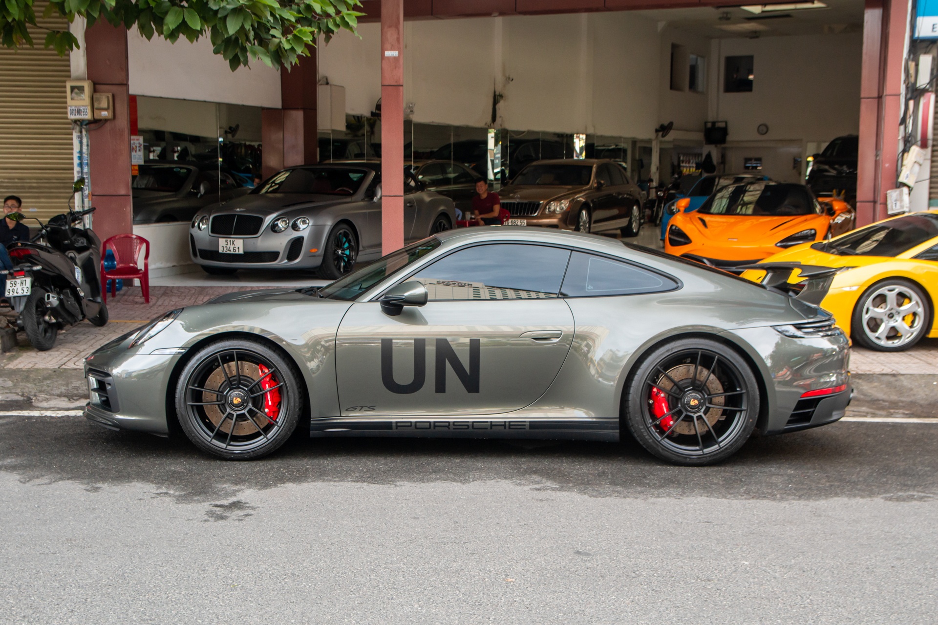 Porsche 911 Carrera GTS anh 2