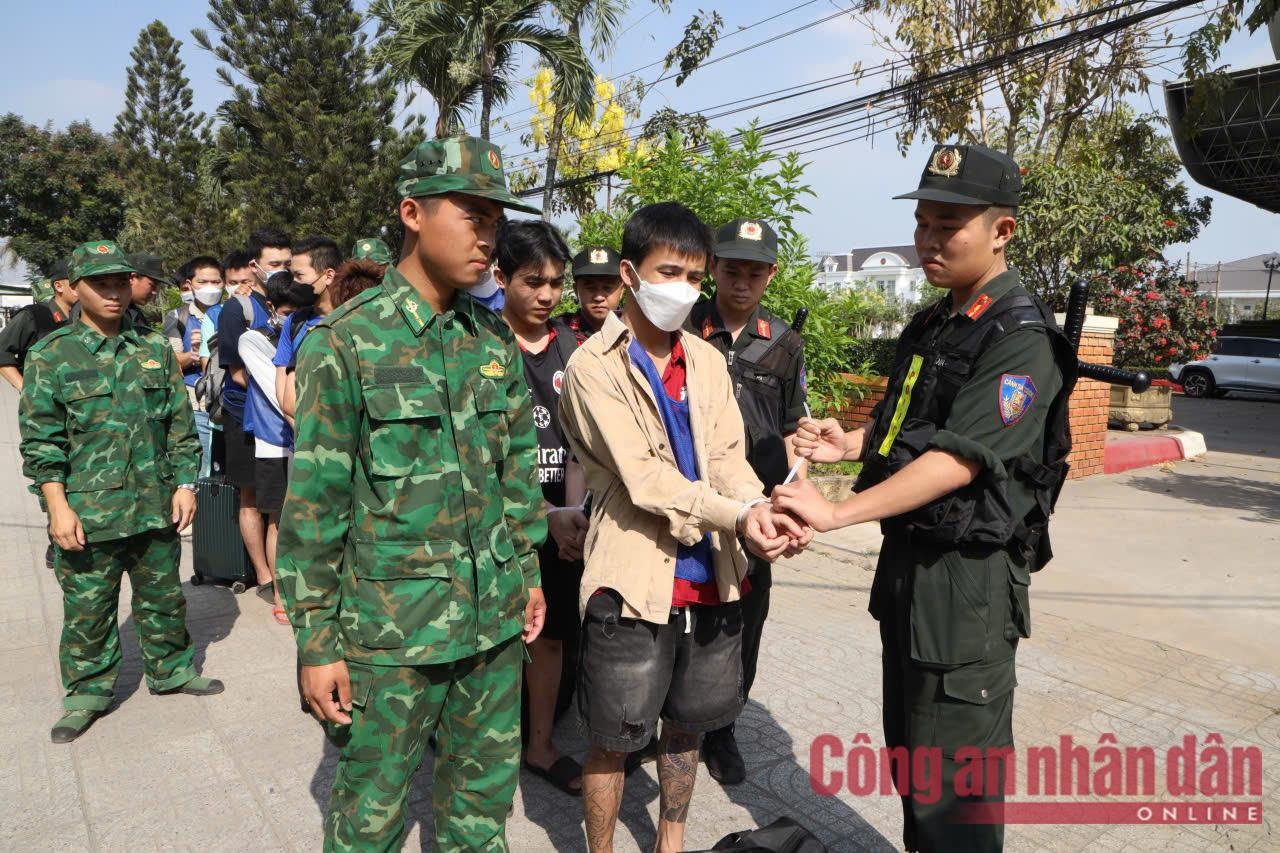 sang Campuchia,  thuc hien hanh vi,  chiem doat tai san anh 4