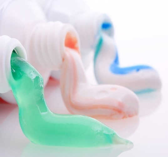 Kem đánh răng là một trong những phương pháp hiệu quả được thừa nhận theo thời gian. Kem đánh răng sẽ khiến các vết sưng đỏ, viêm biến mất, hơn nữa các thành phần chống vi khuẩn trong kem đánh răng sẽ làm sạch vùng da bị mụn một cách hữu hiệu. Tuy nhiên chỉ nên thoa một lớp kem đánh răng thật mỏng lên vùng da bị mụn và để qua đêm. Sáng mai rửa sạch bằng nước ấm. Đây là phương pháp dễ làm, đơn giản, ít tốn kém nhất trong việc điều trị mụn và ngăn ngừa mụn.