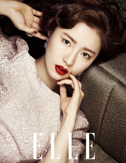 Shin Se Kyung gợi cảm trên tạp chí Elle.