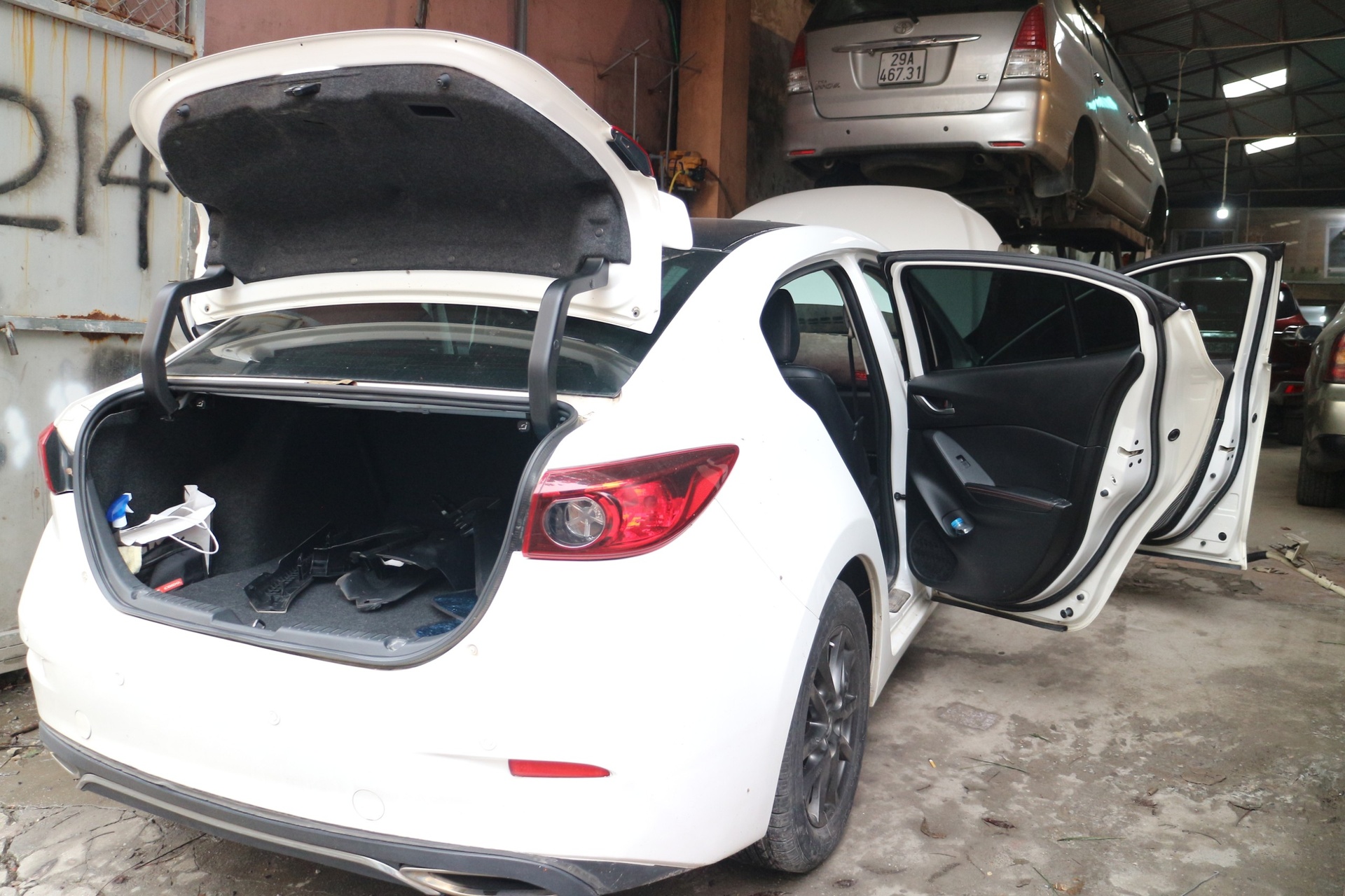 xep hang ve sinh oto ngap nuoc anh 1
