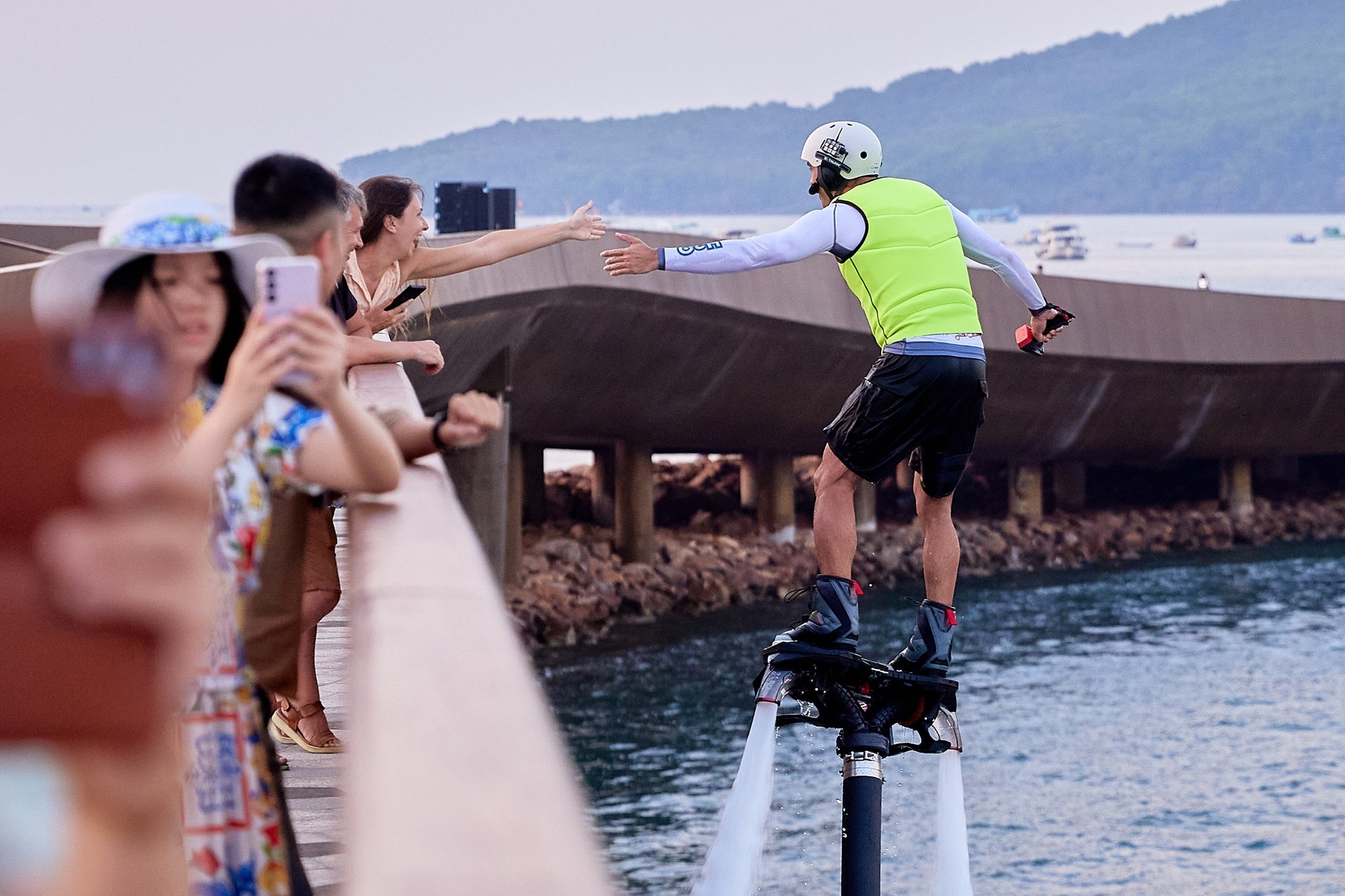 Sunset Jetski Show,  Vong xoay tinh yeu anh 1