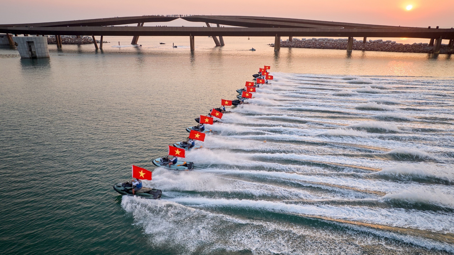 Sunset Jetski Show,  Vong xoay tinh yeu anh 2