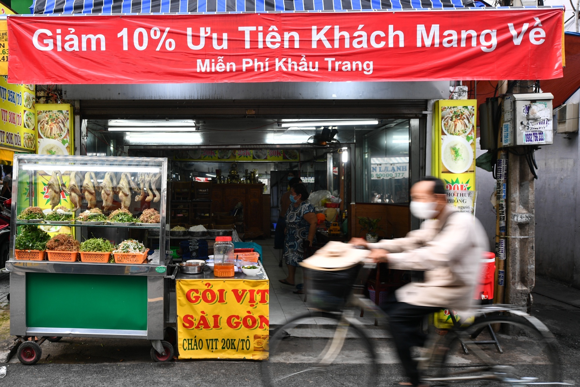 Nguoi ban hang rong,  ve so duoc ho tro 50.000 dong/ngay anh 1