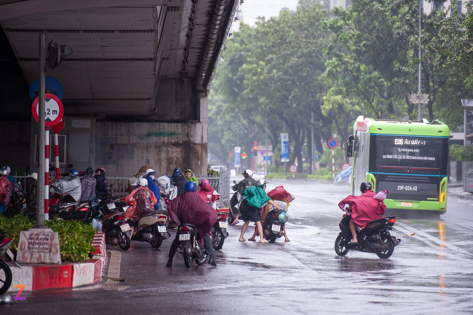 Siêu bão quần thảo Quảng Ninh, Hải Phòng, Hải Dương, Hà Nội gió lên cấp 10 - Ảnh 15