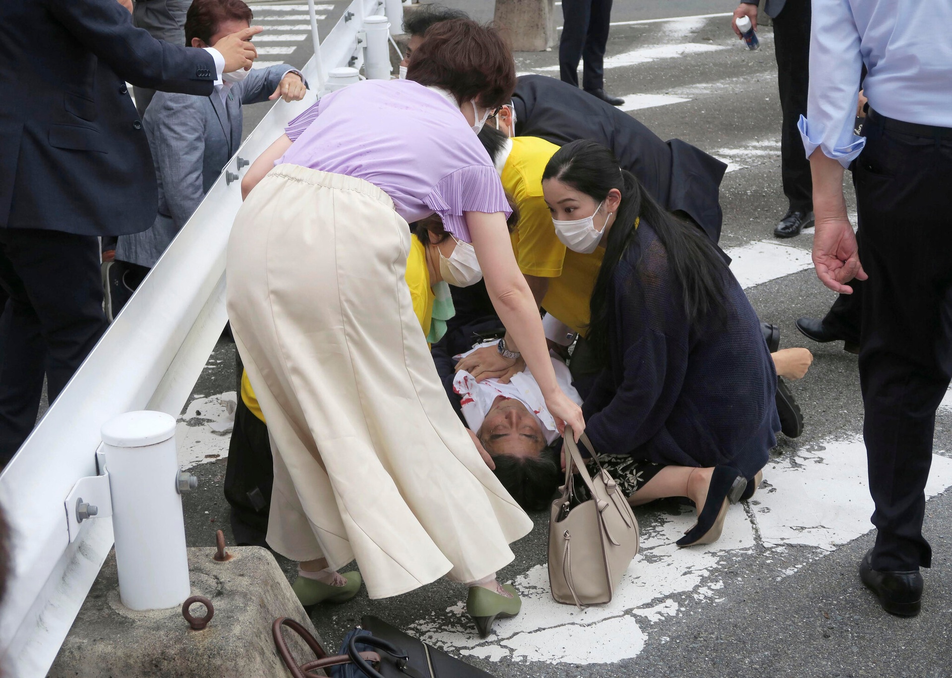 Shinzo Abe bi ban anh 1