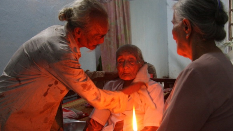 Lau mặt cho mẹ.