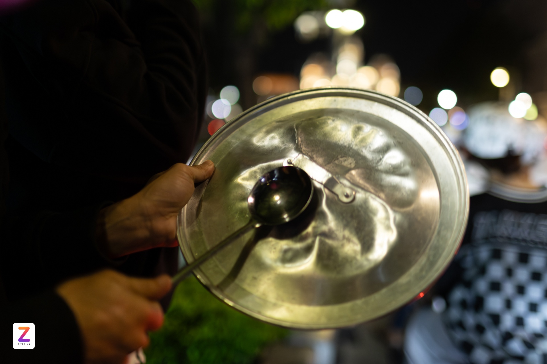 Les habitants d'Hô Chi Minh-Ville se rendent au journal (photo 5).