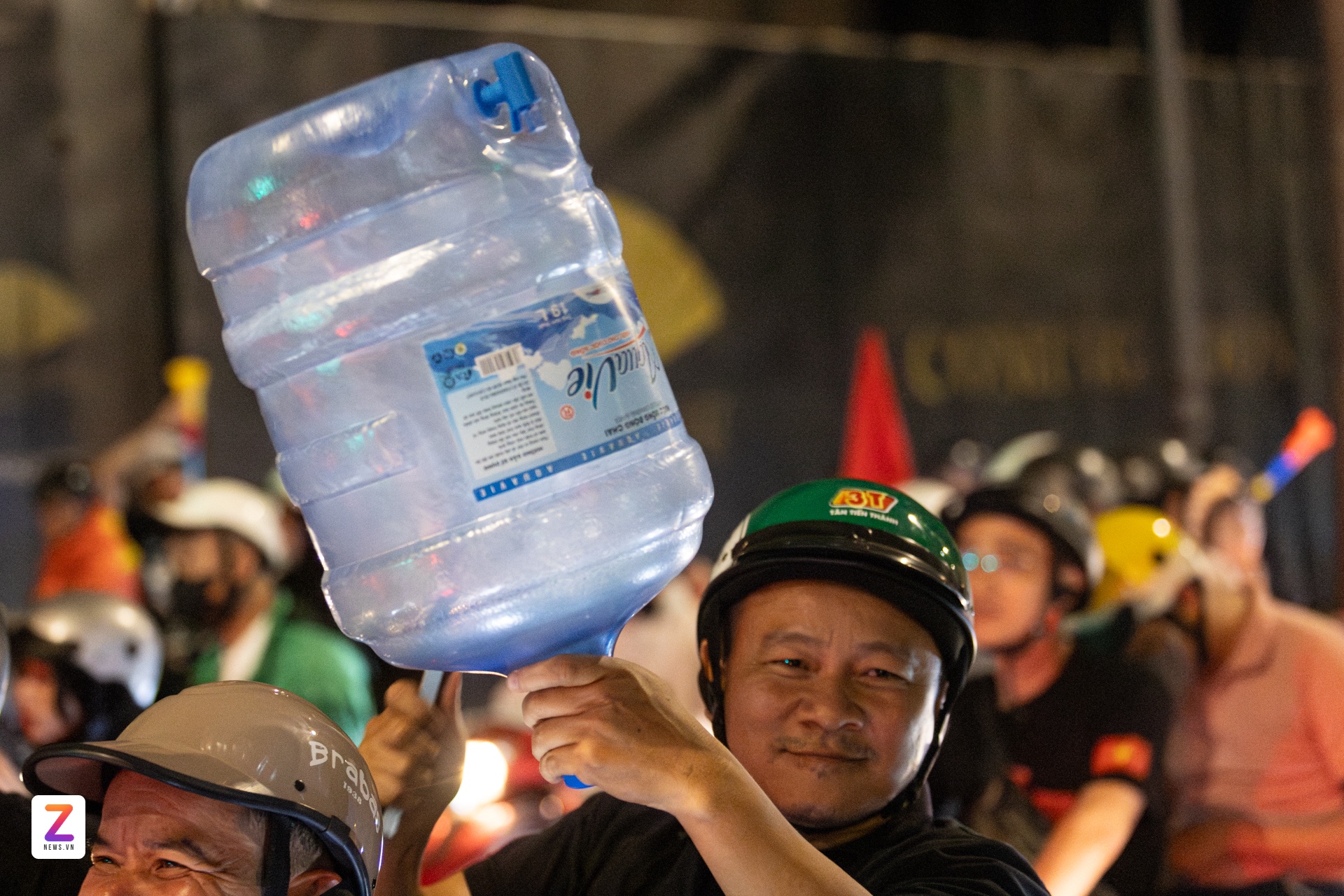 Les habitants d'Hô Chi Minh-Ville se rendent au journal (photo 8).