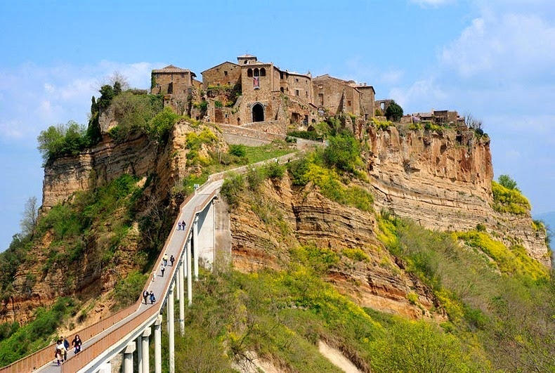 Civita di Bagnoregio thực ra là hai thị trấn. Civita nằm trên một ngọn đồi với lối vào duy nhất là một con đường đi bộ bằng đá bắt đầu bằng điểm kết thúc của con đường từ thị trấn lân cận Bagnoregio. Civita từng là thị trấn lớn hơn và Bagnoregio là thị trấn vệ tinh. 