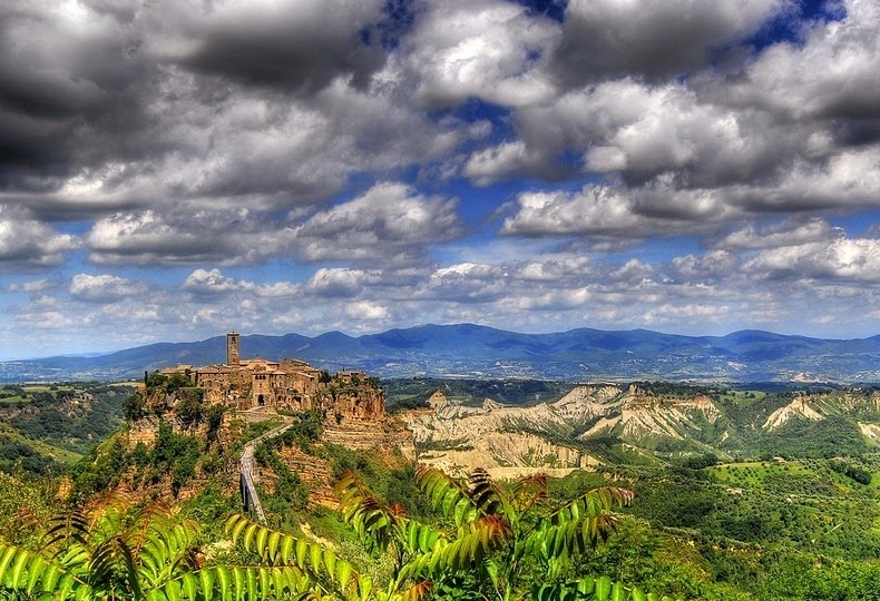 Civita di Bagnoregio được tìm thấy bởi những người Etrusca vào khoảng 2.500 năm trước. Trong suốt thời gian đó, nó là một thành phố quan trọng nhờ vào vị trí dọc theo con đường kết nối mạng lưới giao thương  thời cổ đại. 