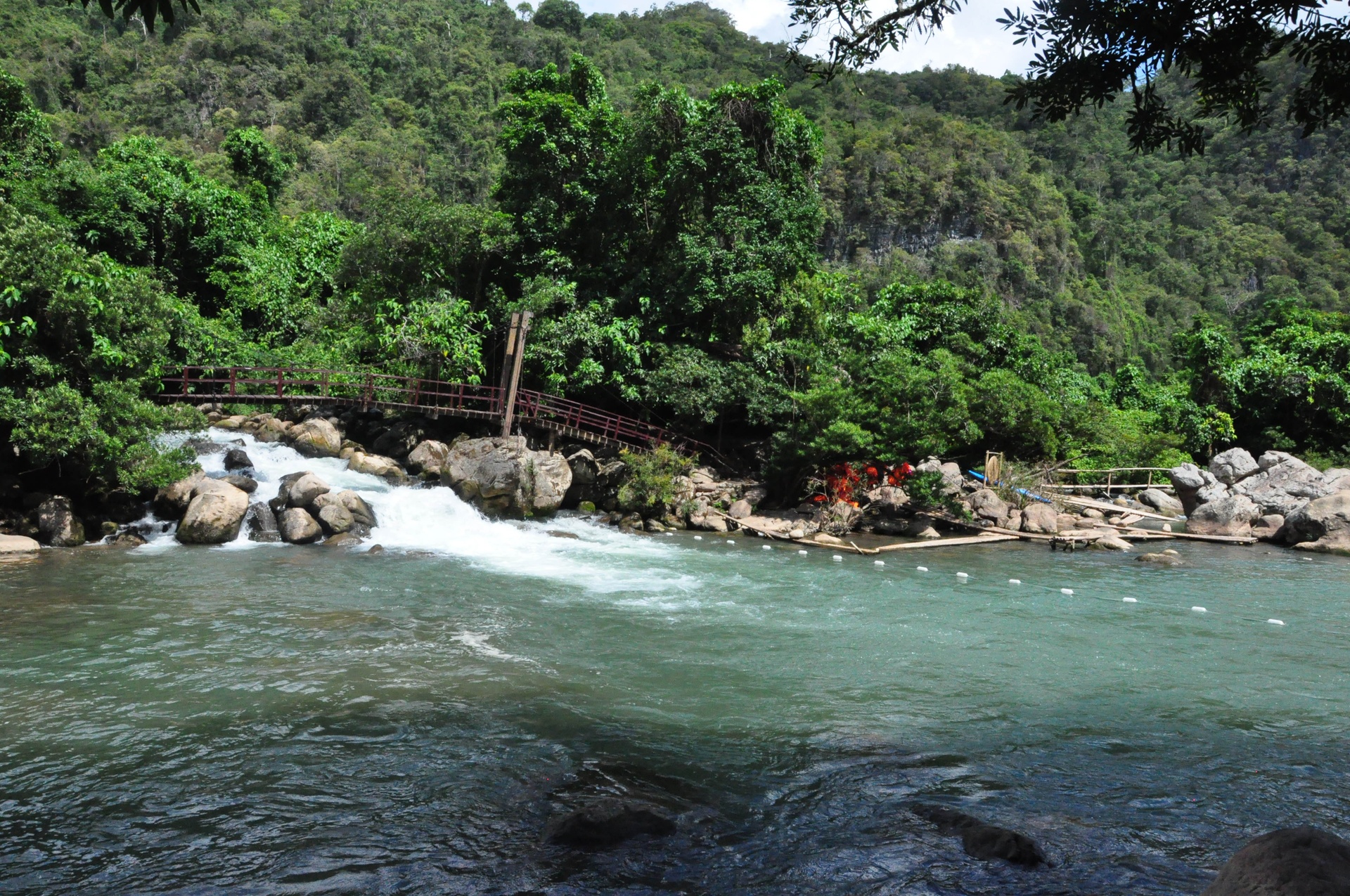 Suối nước Mooc.