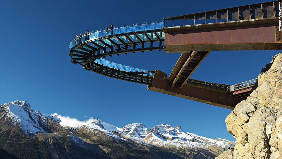 Vườn Quốc gia Jasper: Glacier Skywalk là một địa danh nổi tiếng ở trong Vườn Quốc gia Jasper, nhô ra 35 mét ngoài vách đá trên dãy Sunwapta, với sàn bằng kính trong suốt khiến cho du khách tới đây có thể dễ dàng chiêm ngưỡng những ngọn núi hùng vĩ xung quanh.