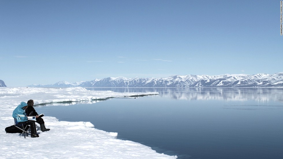 Vườn Quốc gia Sirmilik: Nằm tại vùng lãnh thổ Nuvavut – Cực Bắc của Canada, Vườn Quốc Gia Sirmilik rộng 22.000 km2 được tạo thành bởi những dòng sông băng, núi non hùng vĩ, vịnh hẹp và nhiều thung lũng. Vào tháng 4 và tháng 6 là khoảng thời gian thích hợp để du khách tới chiêm ngưỡng vẻ đẹp kinh ngạc của những núi băng.