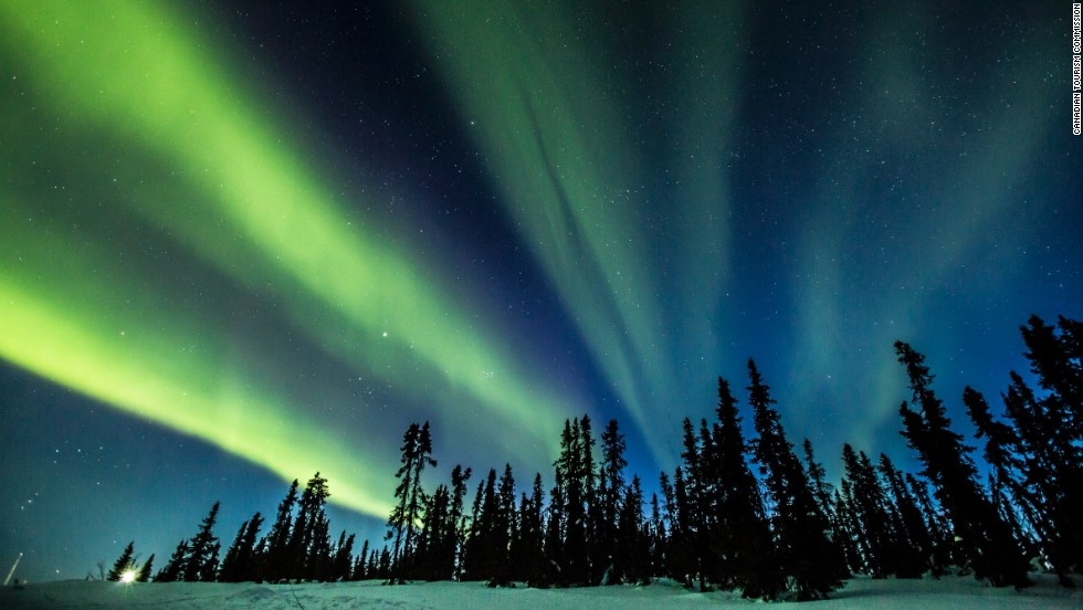 Yukon: Vùng lãnh thổ Yukon là một trong 3 vùng lãnh thổ Cực Tây của Canada, cũng là vùng lãnh thổ nhỏ nhất trong 3 vùng. Đây là nơi tốt nhất trên thế giới để bạn có thể chiêm ngưỡng hiện tượng Cực Quang tuyệt đẹp.