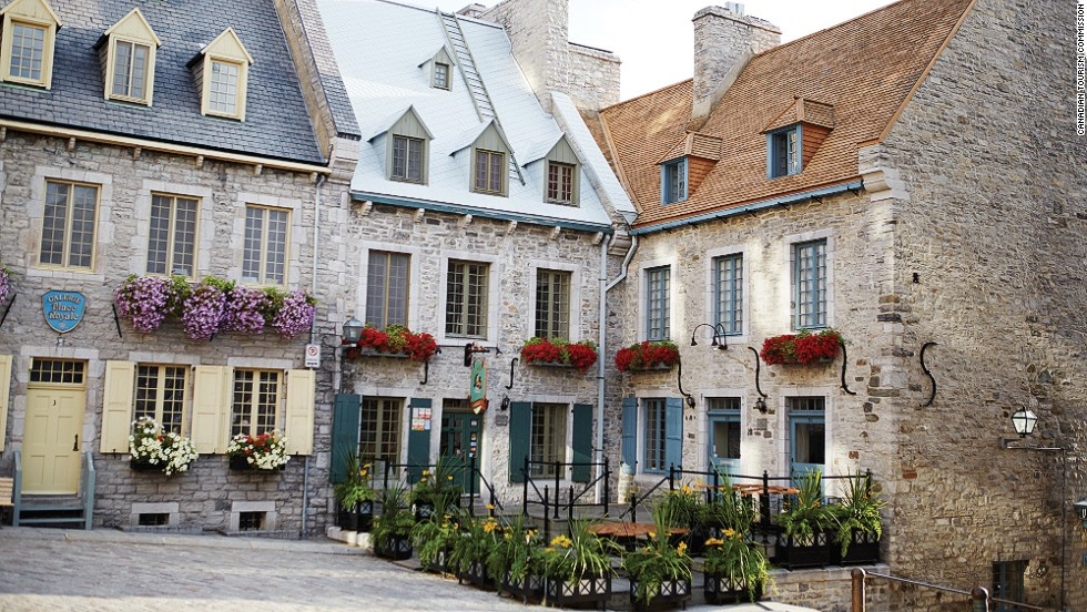 Old Quebec: Được xây dựng vào đầu thế kỷ 17, di tích lịch sử của thành phố Quebec là một Di sản Thế giới được UNESCO công nhận, cũng là minh chứng tốt nhất và những thành phố thuộc địa của Bắc Mỹ. The Upper Town được xây dựng trên vách đá, bao gồm nhiều nhà thờ, tu viện, và những di tích Hoàng gia cổ (trong ảnh).