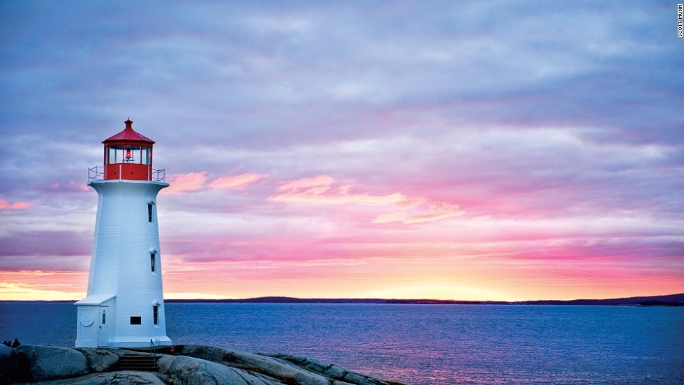 Làng chài Peggy’s Cove: Làng chài nổi tiếng với phong cảnh thiên nhiên tuyệt đẹp, hải sản tươi ngon. Tới Peggy’s Cove, làng chài nằm trên bờ biển phía Đông của Nova Scotia, du khách sẽ được chiêm ngưỡng ngọn hải đăng lịch sử của ngôi làng, được xây dựng từ năm 1915.
