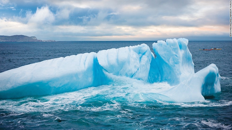 Bán đảo Avalon: Những núi băng trôi thường xuyên xuất hiện tại tỉnh Newfoundland và Labrador, vào một ngày đẹp trời bạn có thể dễ dàng chiêm ngưỡng những núi băng trôi 10.000 tuổi từ nhiều điểm dọc theo bờ biển phía Bắc và phía Đông của tỉnh, trong đó có bán đảo Avalon. Thời gian tốt nhất để bắt gặp những núi băng trôi là vào mùa xuân và đầu mùa hè.