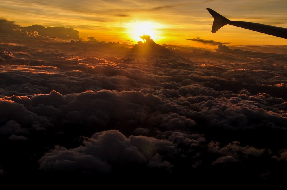 Trong một chuyến bay sớm ra Hà Nội, chúng tôi thật may mắn khi có dịp được ngắm ánh bình minh dần ló dạng trên một biển mây trời trắng muốt.