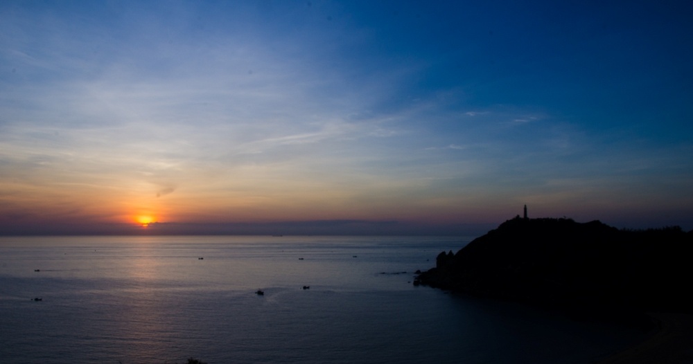 Sau một hồi trông ngóng và chờ đợi, cuối cùng các thành viên CLB Nhiếp ảnh và Du lịch cũng được ngắm nhìn cái thời khắc bình minh đâu tiên của Việt Nam. Mặt trời nhô lên tỏa ra những tia hào quang sáng chói xua đi những làn sương mờ. Ảnh chụp toàn cảnh bình minh mọc lên ở Hải đăng Mũi Điện - Phú Yên.