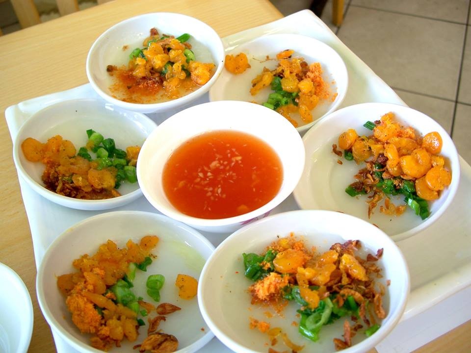 Cách làm nước chấm cho món bánh bèo Để có nước chấm ngon, bạn nên sử dụng ngay nước luộc tôm (tôm dùng làm ruốc) thay vì nước lọc. - 2 chén nước luộc tôm - 1 muỗng canh nước mắm - 1 ít muối - 1/2 muỗng canh đường - nước cốt chanh - tỏi và ớt băm nhỏ  Nếu không nhớ, bạn có thể áp dụng tỷ lệ: 1 nước mắm + 1 đường + 1/2 phần nước + 1/2 giấm gạo.