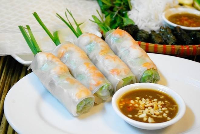 Cách làm nước sốt cho món gỏi cuốn - 1 củ hành tím phi vàng - 8 muỗng canh tương đen Hoisin (loại tương dùng để ăn phở) - 1 muỗng cà phê bơ đậu phộng hoặc đậu phộng rang giã nhuyễn - 1 ít muối Sau khi đã chuẩn bị các nguyên liệu với tỉ lệ như trên, bạn cho tất cả vào một bát vừa và trộn đều cho đến khi sánh, mịn. 