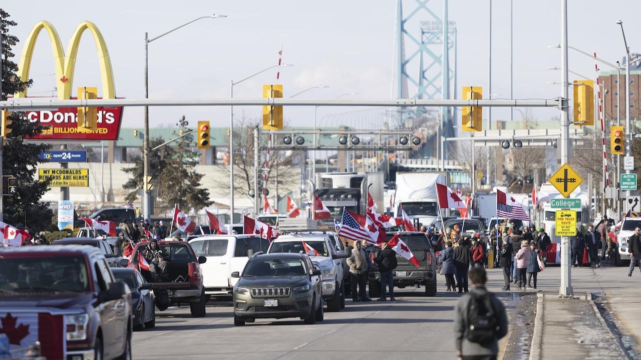 bieu tinh o canada anh 1