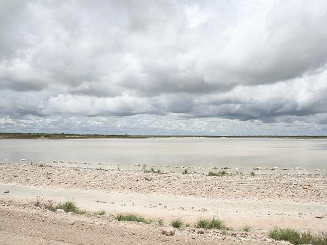 Etosha Pan, Namibia: Đây được coi như một mảnh của sao Thổ. Công viên quốc gia Ethereal Etosha giống một một vùng hồ trắng xóa trên sao Thổ. Cả 2 nơi đều có nước bốc hơi, để lại vùng đất bằng phẳng với những dấu vết trầm tích.