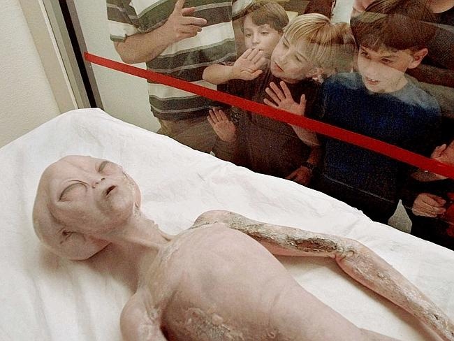 Roswell, New Mexico, Mỹ: Thị trấn nhỏ của Mỹ này nổi tiếng là nơi hạ cánh của người ngoài trái đất từ năm 1947, khi những mảnh vỡ của đĩa bay được tìm thấy ở một căn cứ không quân gần đó. Người dân thị trấn còn có một lễ hội kéo dài 4 ngày tôn vinh những gì không thuộc trái đất, trong đó có cuộc thi trang phục đẹp nhất dành cho người ngoài hành tinh.