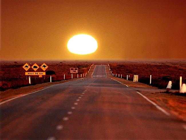  Nullarbor Plain, Australia: Vùng đất khô cằn phía nam này được coi là con đường hành hương của người thổ dân Australia và các bộ lạc du cư hàng ngàn năm trước. Do là nơi không có sự sống, quân đội Anh từng thử nghiệm bom nguyên tử  ở đây vào những năm 1950. Tuy nhiên, vùng đất hoang vu này lại có những dấu hiệu của sự sống. Các tài xế cho biết họ từng nhìn thấy vật thể bay lạ và bị người ngoài hành tinh bắt cóc trên con đường này.