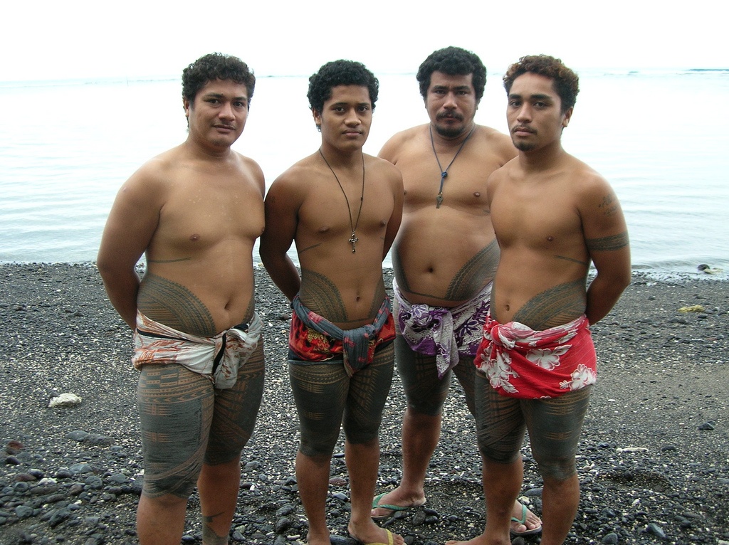 4. Tatau (Samoa): Từ “tattoo” (hình xăm) có lẽ bắt nguồn từ từ “tautau” trong tiếng Samoa. Đây thực chất là lỗi phát âm của những người châu Âu đầu tiên đến quần đảo này, nhưng lại được dùng một cách chính thức. 