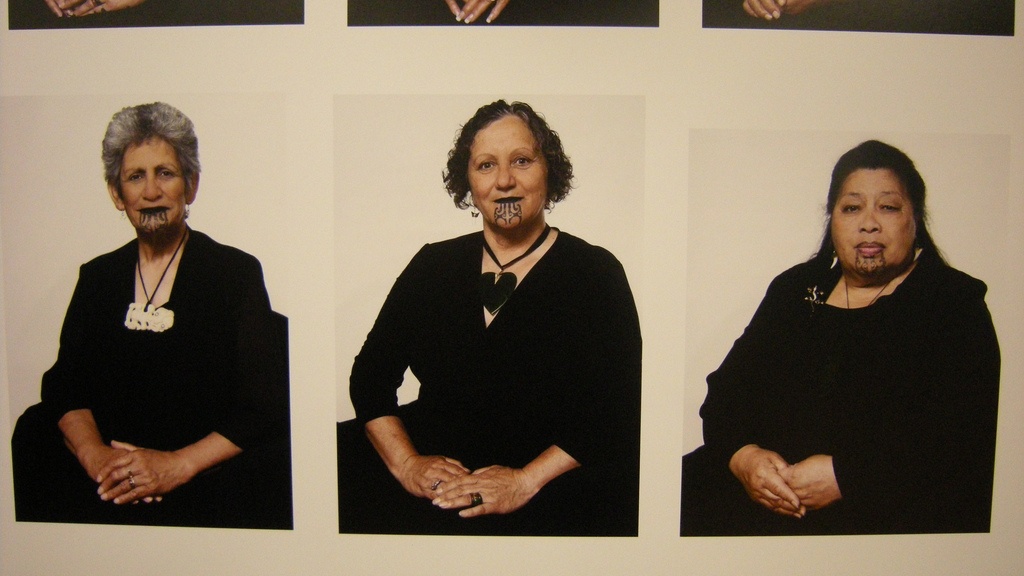 5. Ta Moko (New Zealand): Đây là kiểu xăm truyền thống của người Maori. Mỗi hình xăm chứa đựng những thông điệp riêng, thể hiện cho gia phả, tri thức, địa vị xã hội của người được xăm. Thợ xăm có thể dùng kim điện hoặc dụng cụ thủ công gọi là ihu theo kiểu truyền thống. Moko thường được xăm ở phần trên cơ thể và mặt sau của chân, thậm chí trên mặt vì đầu được coi là bộ phận thiêng liêng nhất của cơ thể.