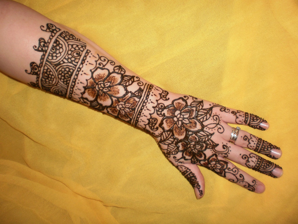 7. Mehndi (Ấn Độ): Mehndi là nghệ thuật vẽ henna có tuổi đời tới 5.000 năm, thường được thực hiện vào những dịp đặc biệt như lễ hội, sinh nhật hoặc cưới xin. Một số mẫu truyền thống có thể kể đến như biểu tượng mặt trời trên cánh tay. Henna được coi là biểu tượng của may mắn, sức khỏe và khoái cảm.  Người ta thường vẽ bằng cách đựng mực vào túi nilon có chóp nhọn, mực sẽ khô sau vài phút, sau đó bôi nước cốt chanh và đường trắng lên trên để vết henna đậm hơn. Vết xăm được phủ qua đêm rồi mới mở ra. 