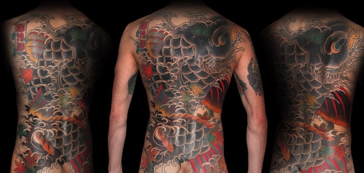 3. Irezumi (Nhật Bản): Hình xăm ở Nhật Bản được coi như biểu tượng tâm linh, địa vị xã hội, dùng để trang trí trên cơ thể, thậm chí như hình phạt. Các mẫu phổ biến của kiểu xăm irezumi gồm “lân và hoa mẫu đơn”, “cá chép và lá mùa thu”. Phần giữa thân trên thường không được xăm để tránh lộ.
