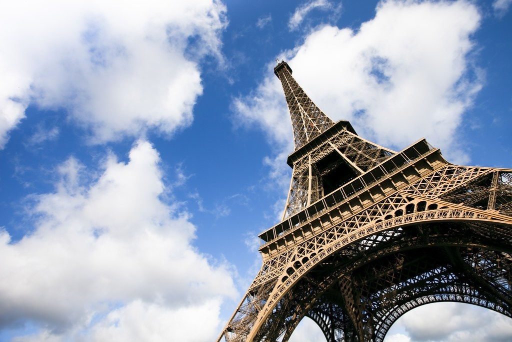 Thap Eiffel lap kinh chong dan anh 1
