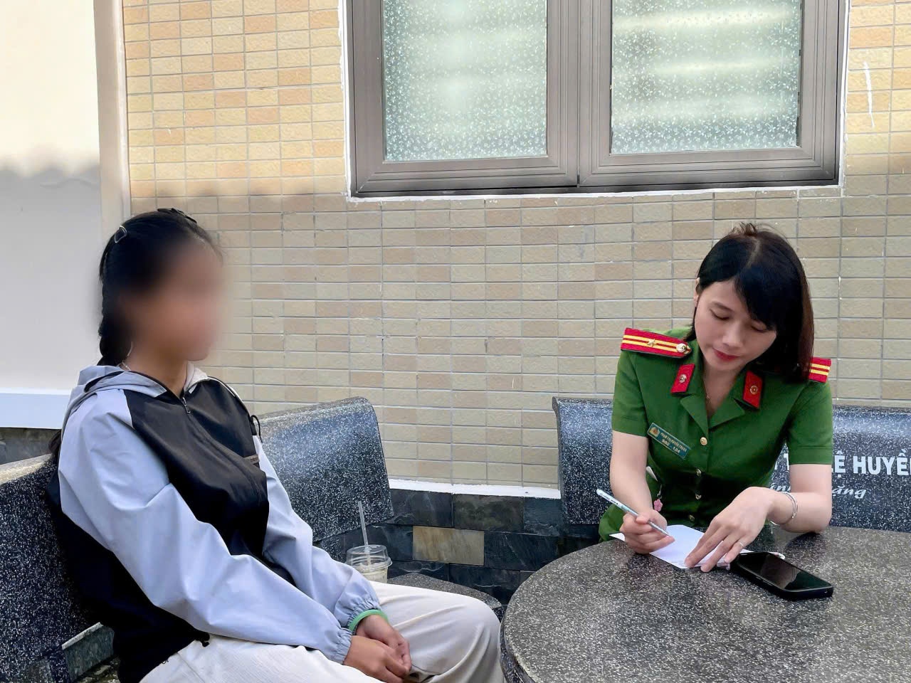 Thao tung tam ly,  Nu sinh vien anh 1