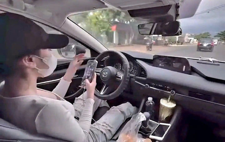 co gai tha tay,  luot dien thoai,  khi lai oto anh 1