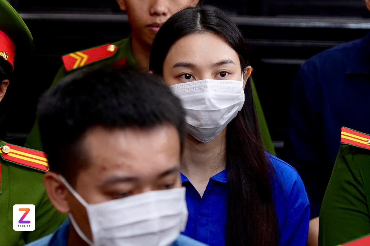 Hoa hau Thuy Tien,  Thuy Tien,  Chi Em Rot anh 1