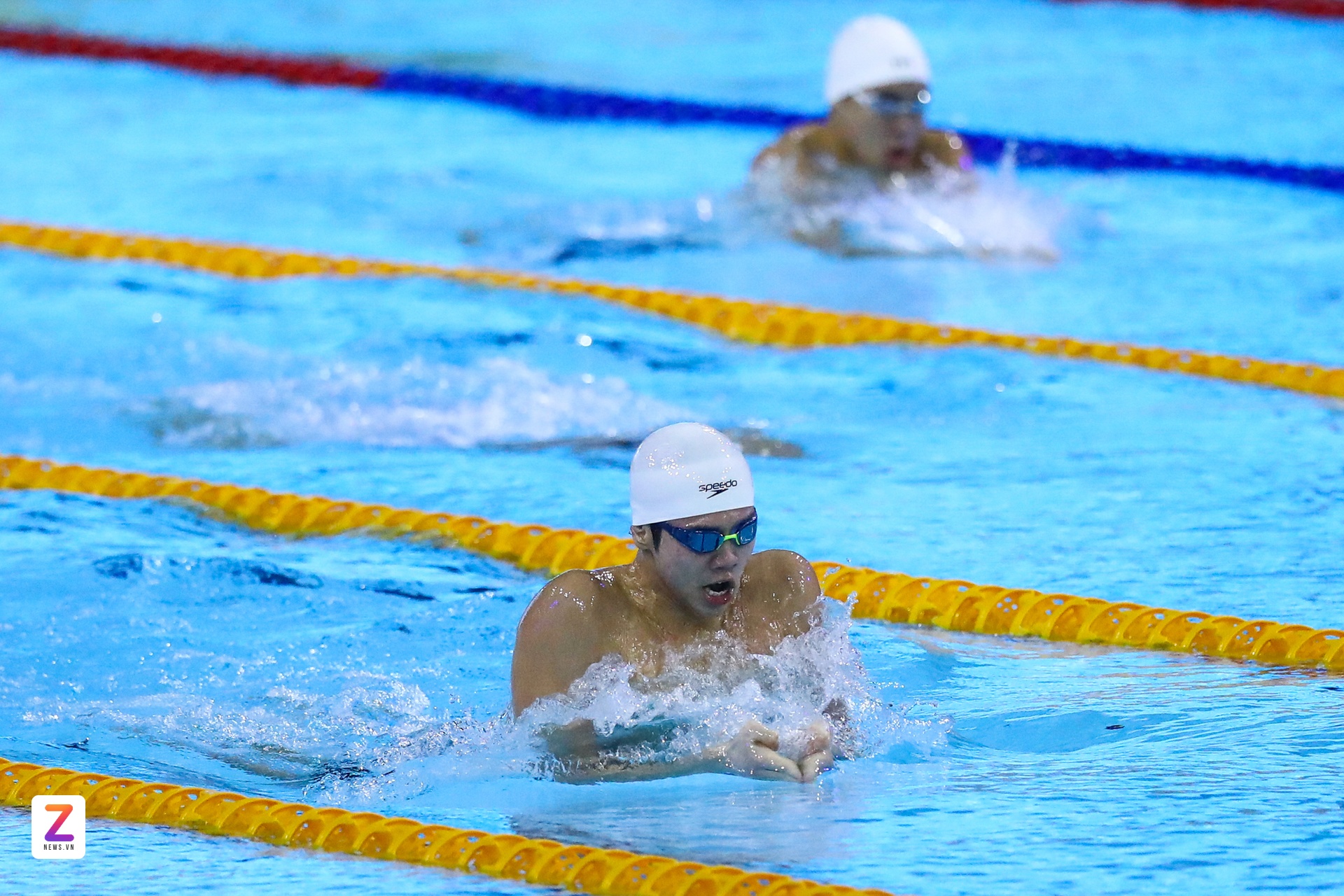 Nguyễn Quang Thuấn thi đấu bơi ếch