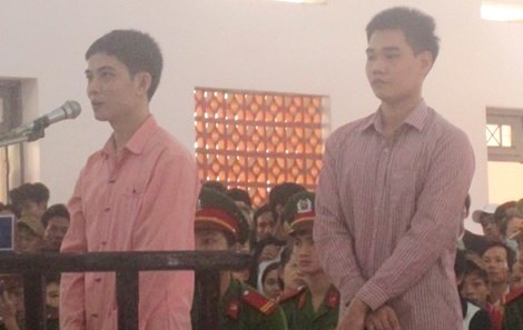 Hai hung thủ trước vành móng ngựa.