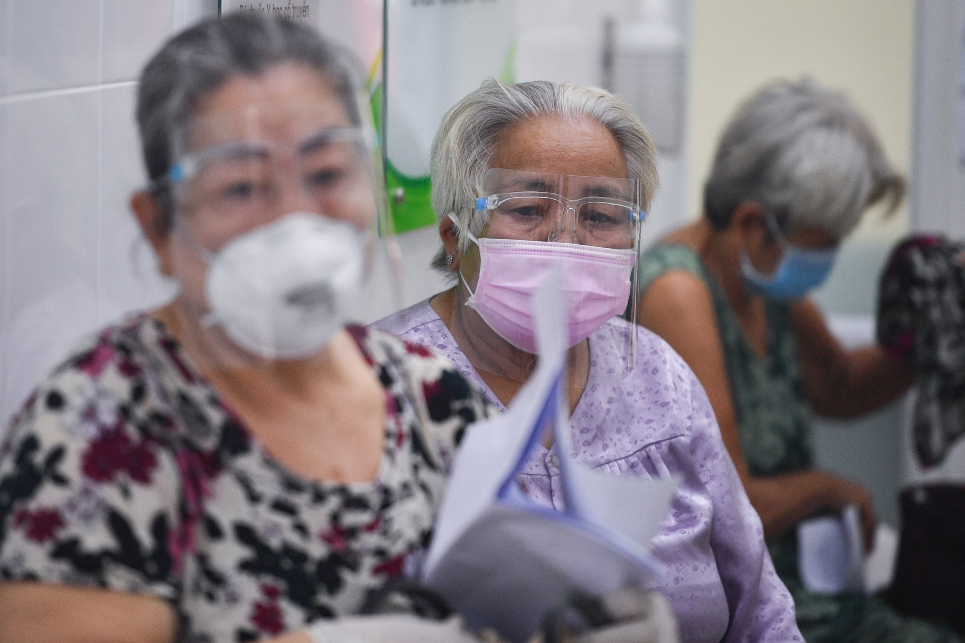 TP.HCM tiem vaccine mui 3 va lieu bo sung anh 1