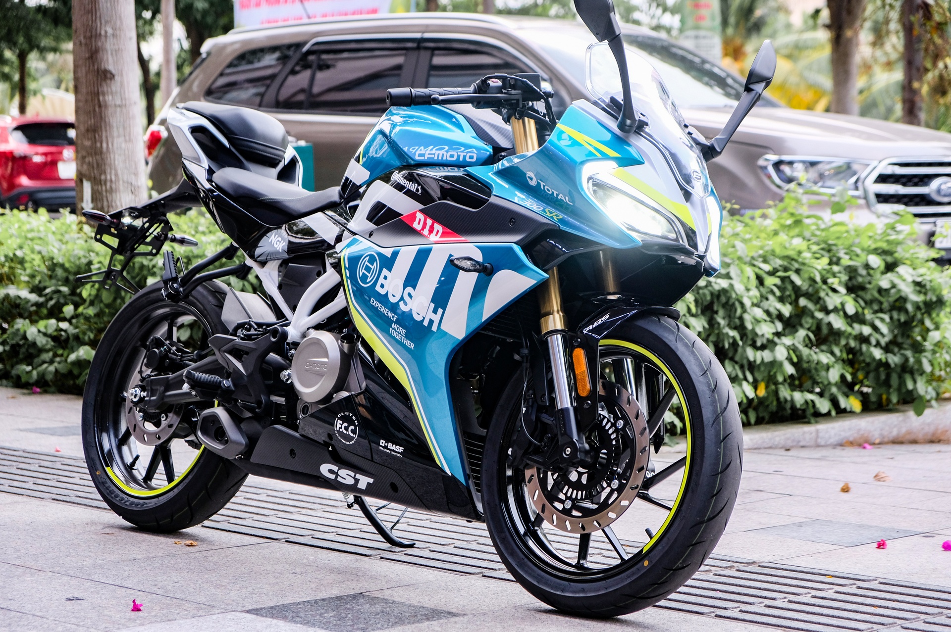 CFMoto 300SR dau Yamaha R3 anh 1