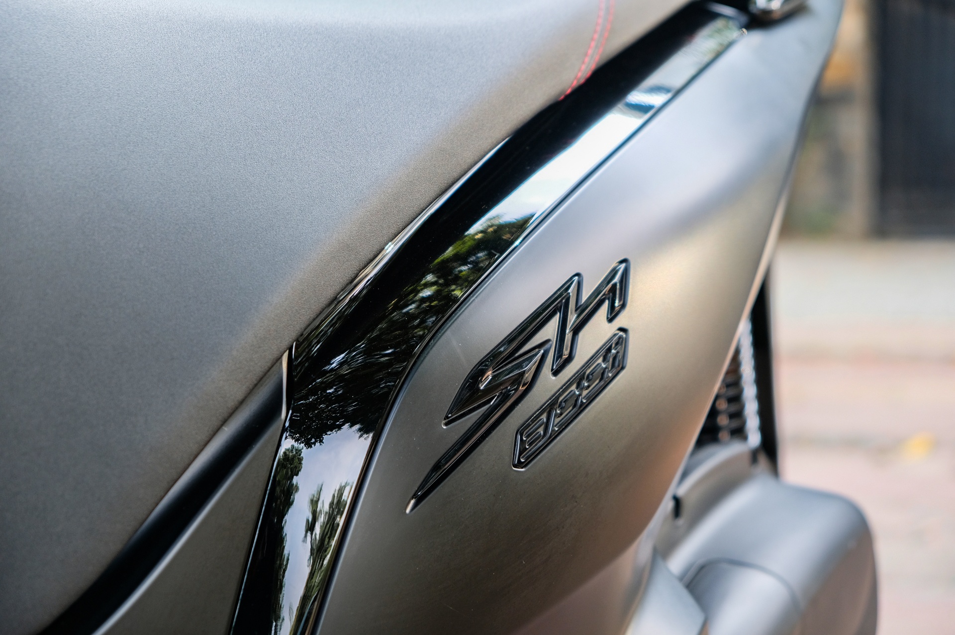 Chi tiet Honda SH 300i Total Black Edition anh 4
