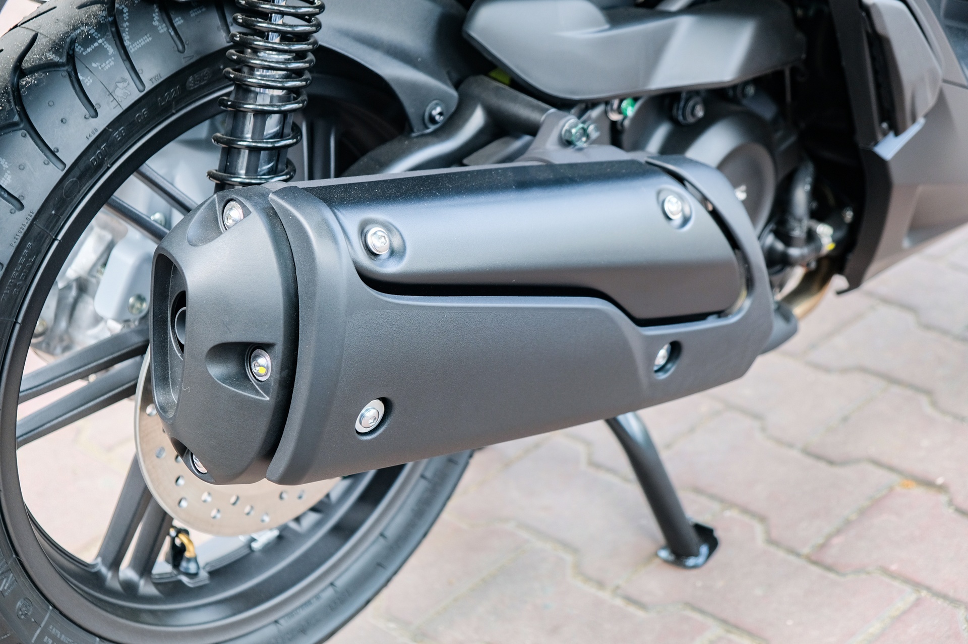 Chi tiet Honda SH 300i Total Black Edition anh 12