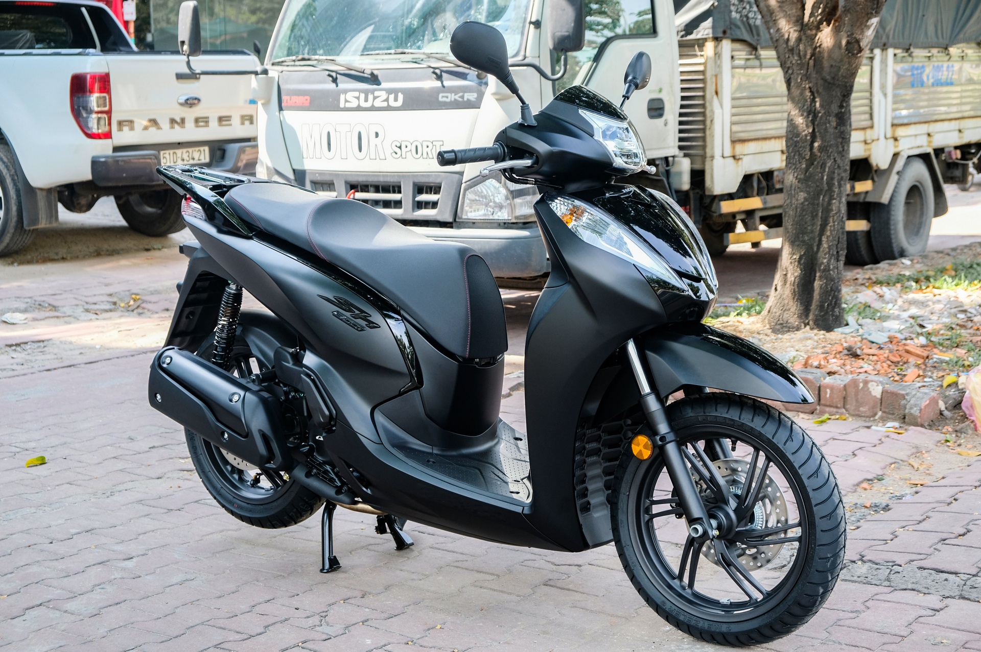 Chi tiet Honda SH 300i Total Black Edition anh 1