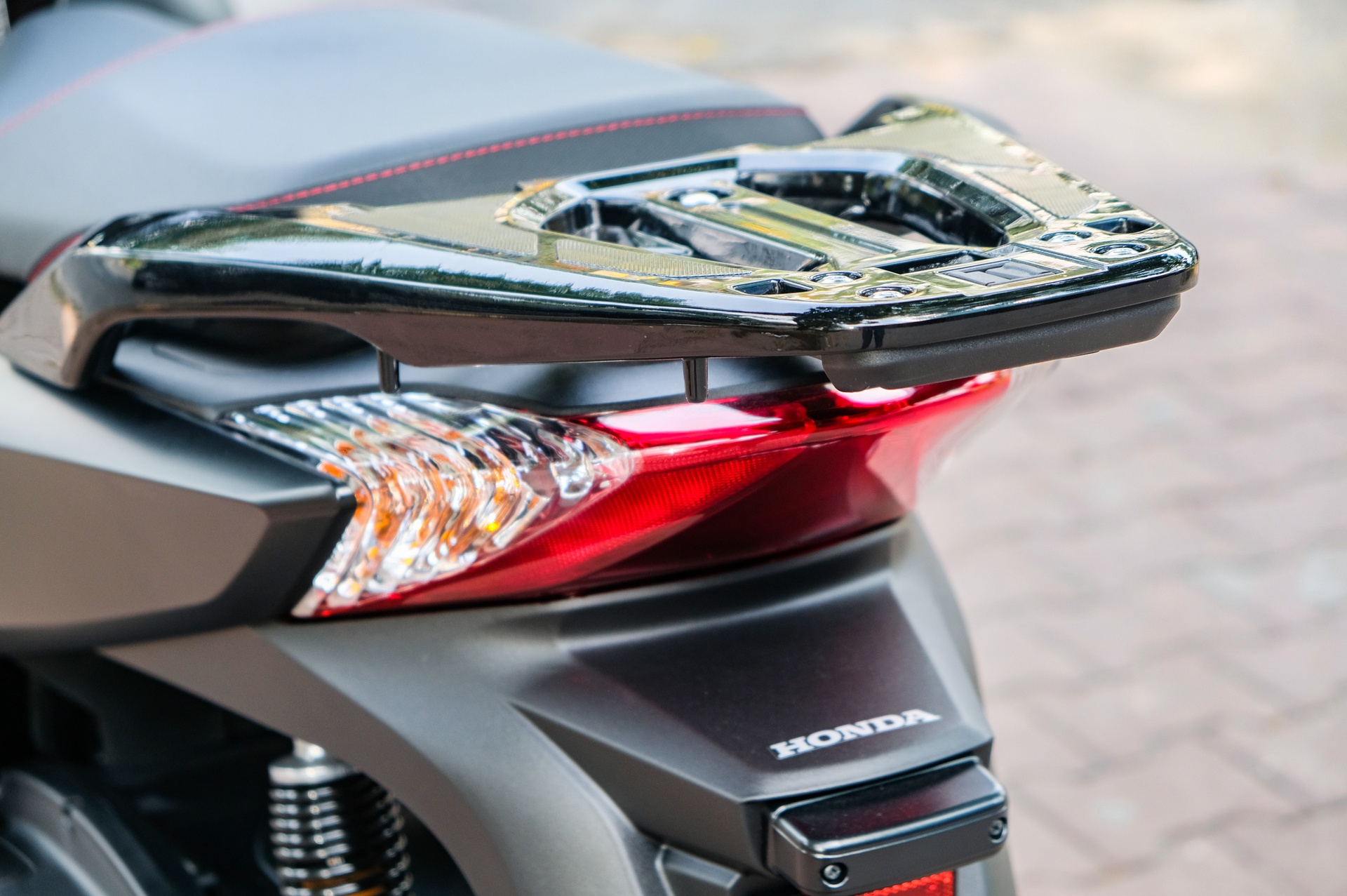 Chi tiet Honda SH 300i Total Black Edition anh 6